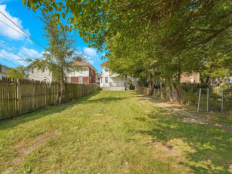 172 S Richardson Ave — Photo 26