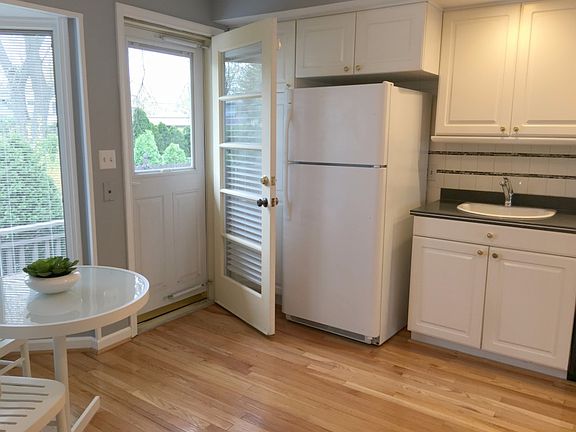 5th image of 1319 Greenbrier Ln