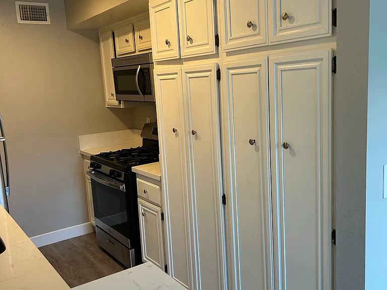 Burbank Apartments — Photo 12