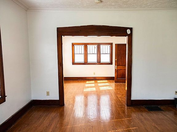 3rd image of 1029 Oakdale St SE