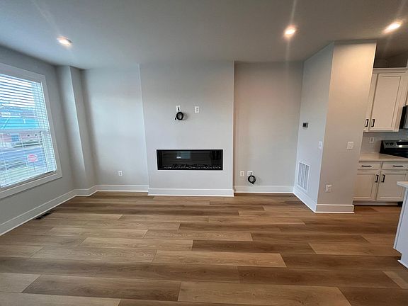 4th image of 423 Burden Dr #1