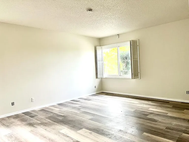 24360 Crestlawn St — Photo 27