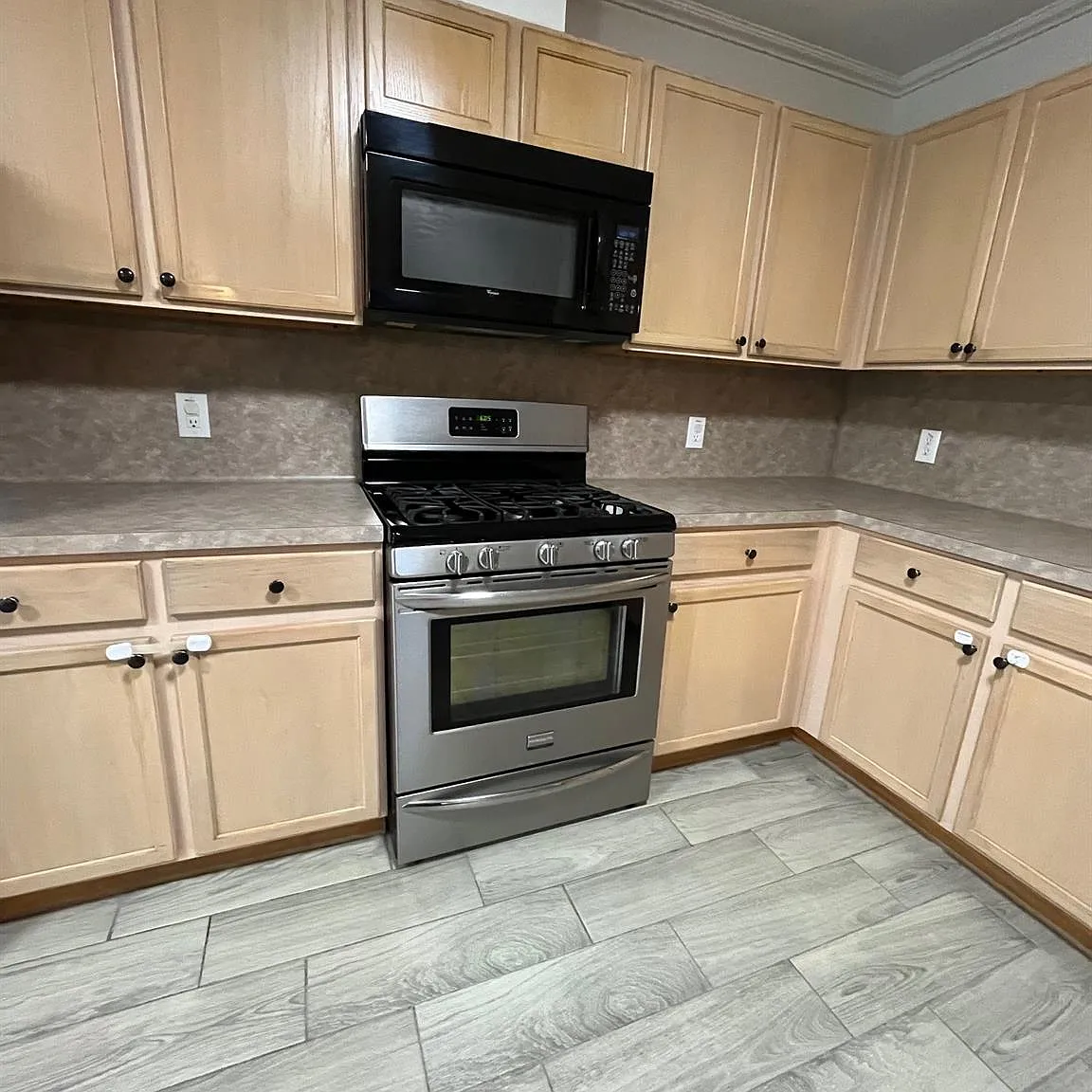4 bed, 2.5 bath, 2846 sqft, $2,200 — Photo 3