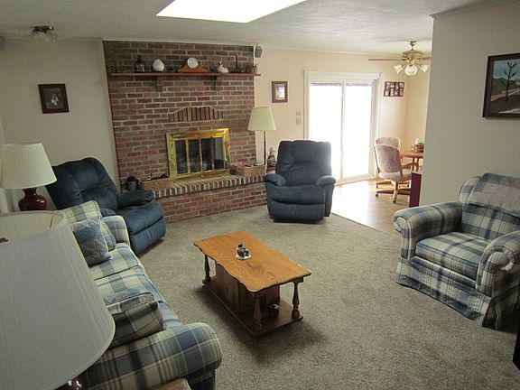4th image of 1895 Riverview Dr