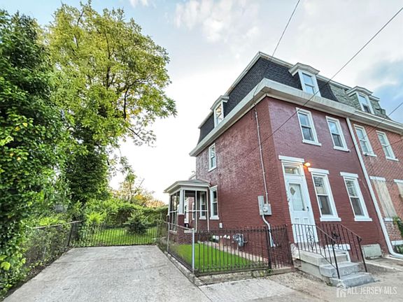 3rd image of 438 Lawrence St