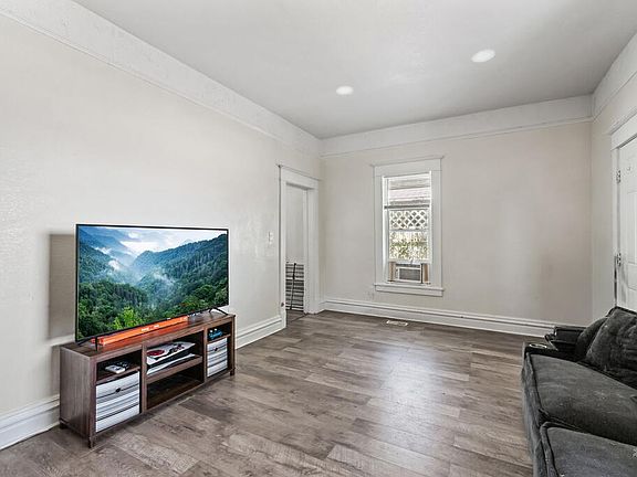 5th image of 1209 E Orman Ave
