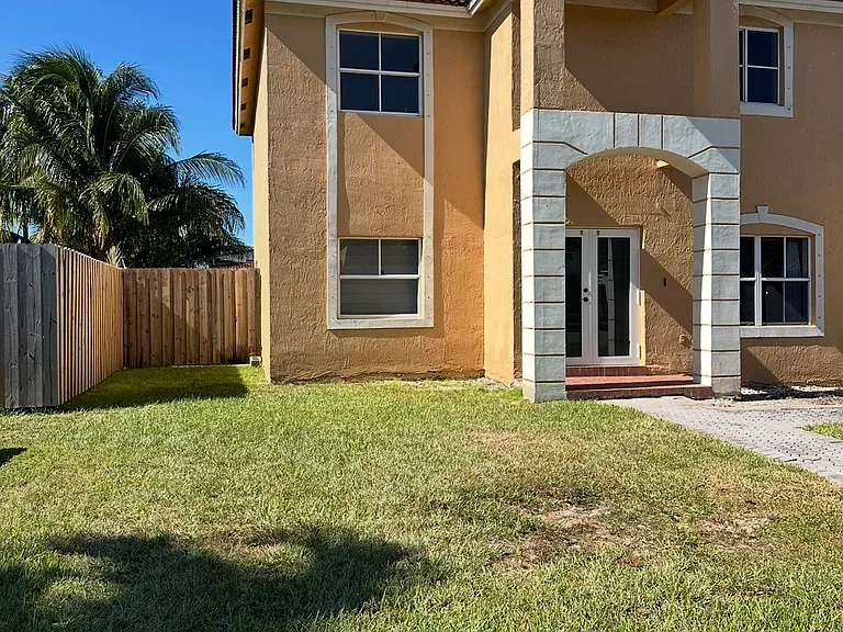 18124 SW 152nd Pl — Photo 2