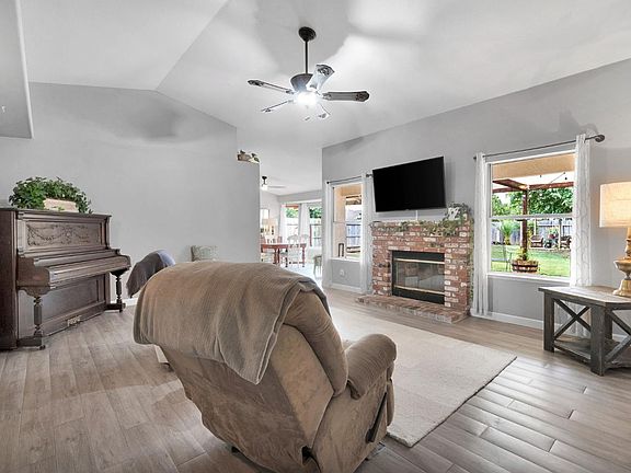 4th image of 2322 Magill Ave