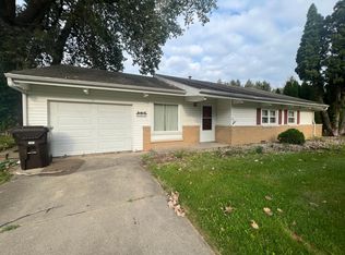 9203 N Pine Tree Rd, Peoria, IL 61615