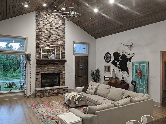 Living area (a)