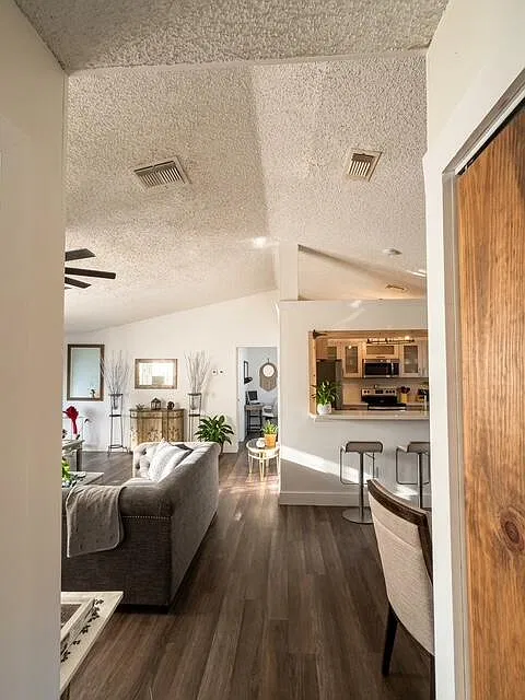 1 bed, 1.0 bath, 696 sqft, $1,295 — Photo 4