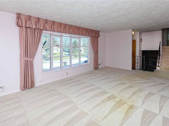 5th image of 27 Horseshoe Ln N