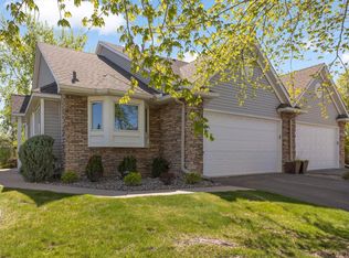 1049 Westcliff Curv, Shoreview, MN 55126