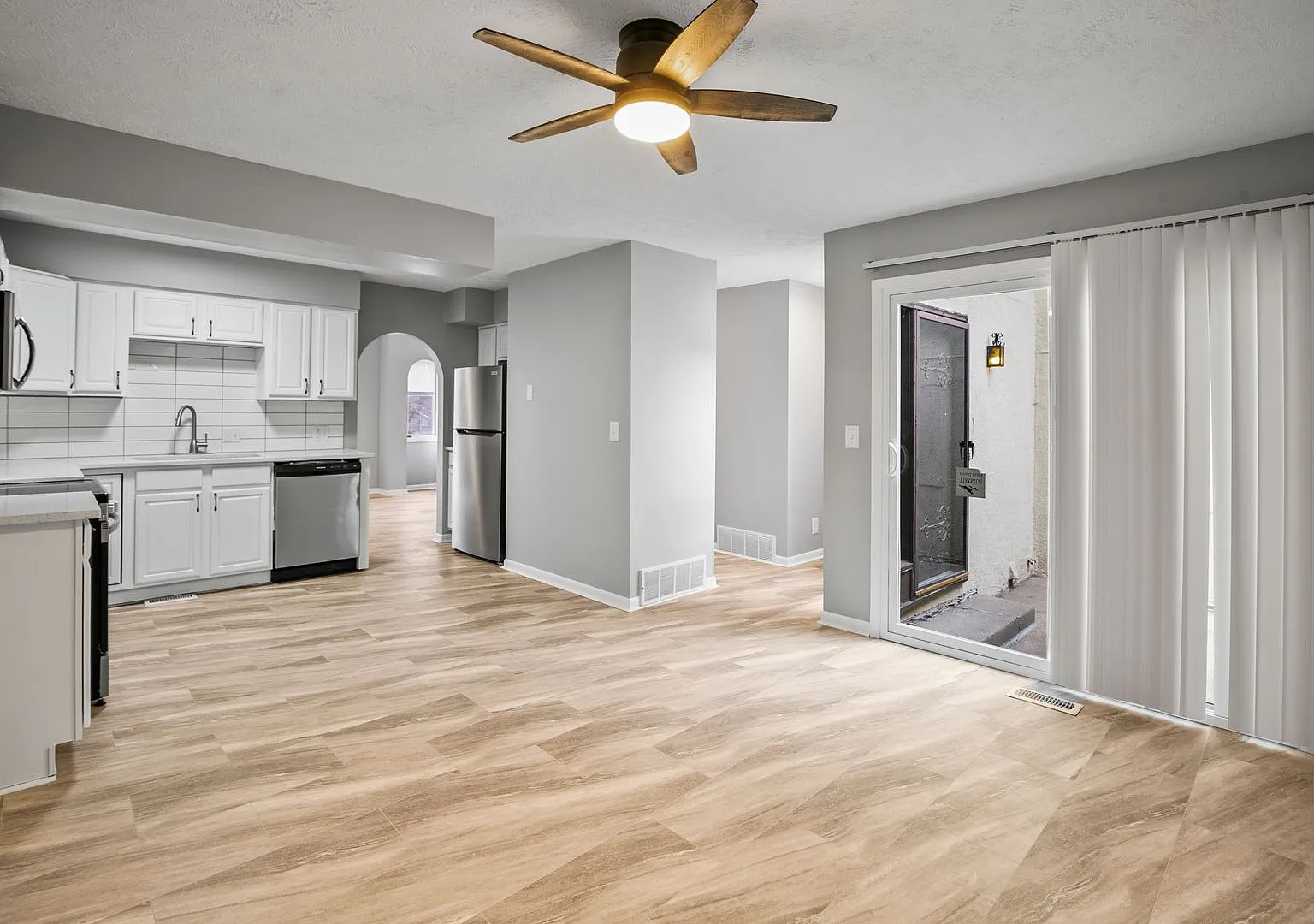 10914 Saratoga Plaza — Photo 4
