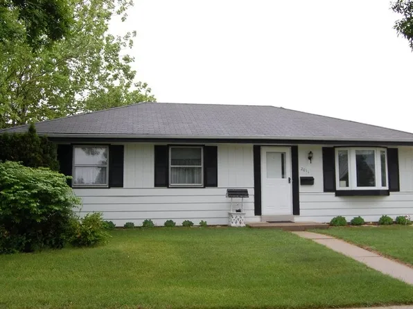 2011 S Grand Ave, Waukesha, WI 53189