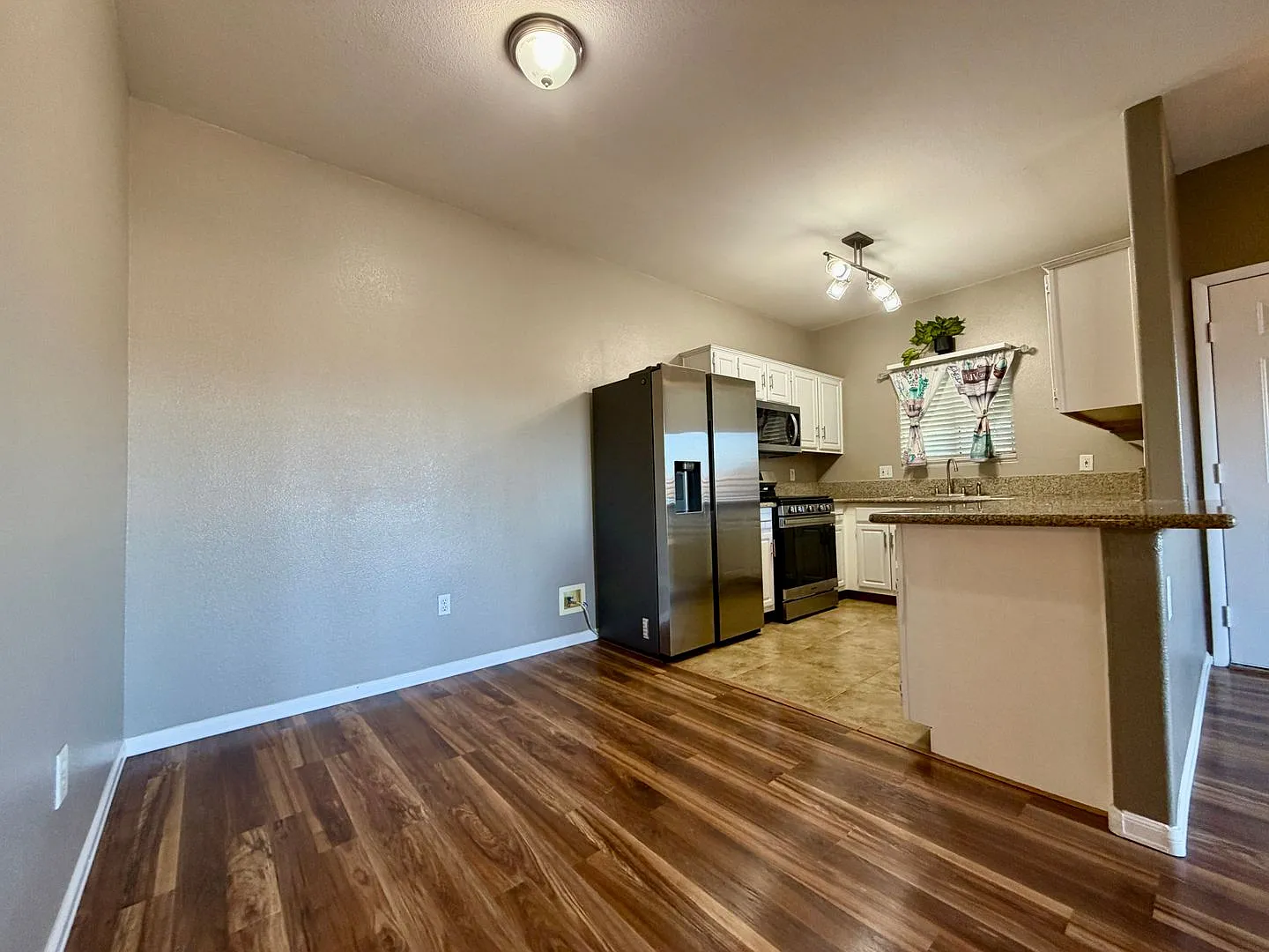 2 bedroom condo in gated SE location. — Photo 4
