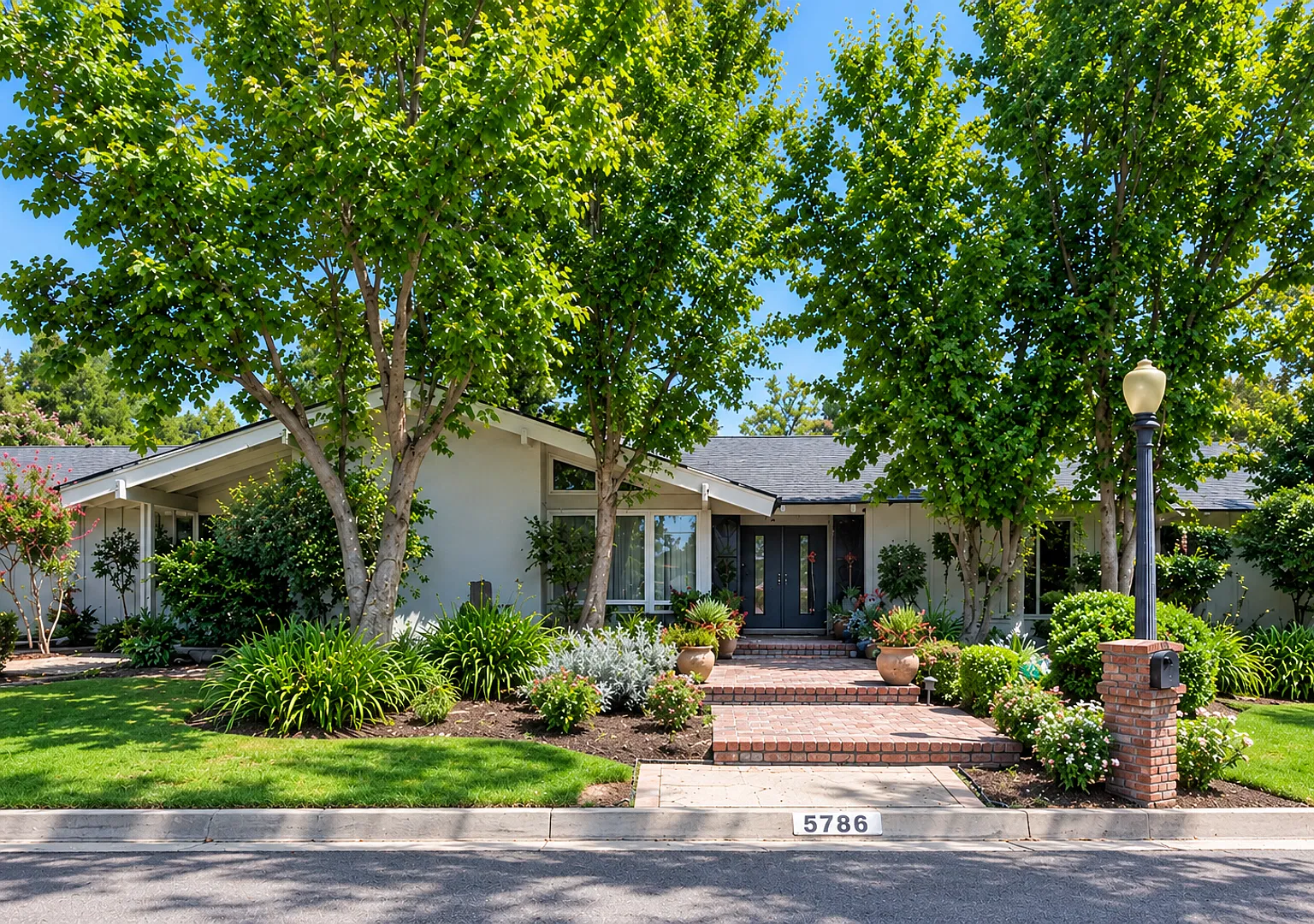 Spacious Single Living 4BR Pool Home in Fresno! — Photo 1
