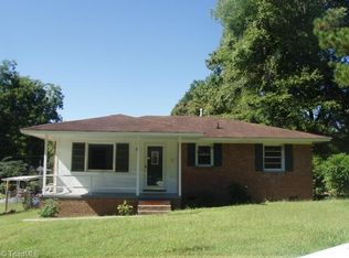 1900 Wellington Dr, Greensboro, NC 27405
