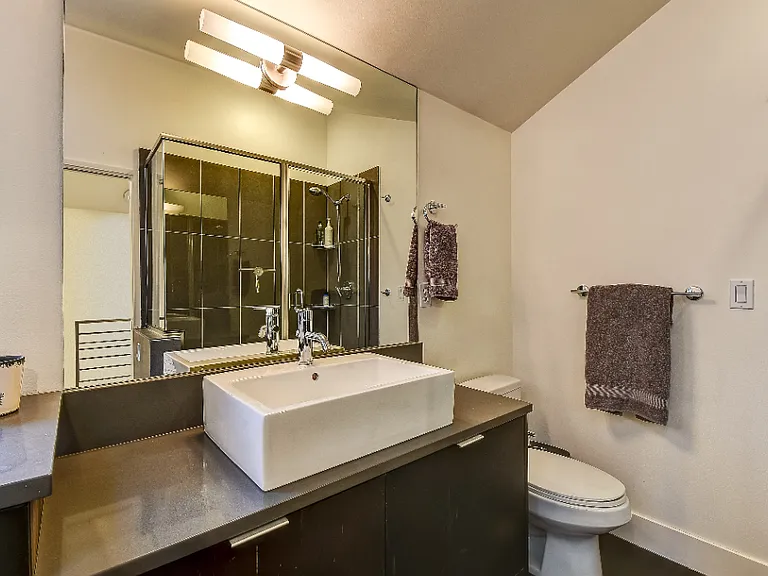 215B 12th Ave E #B — Photo 7