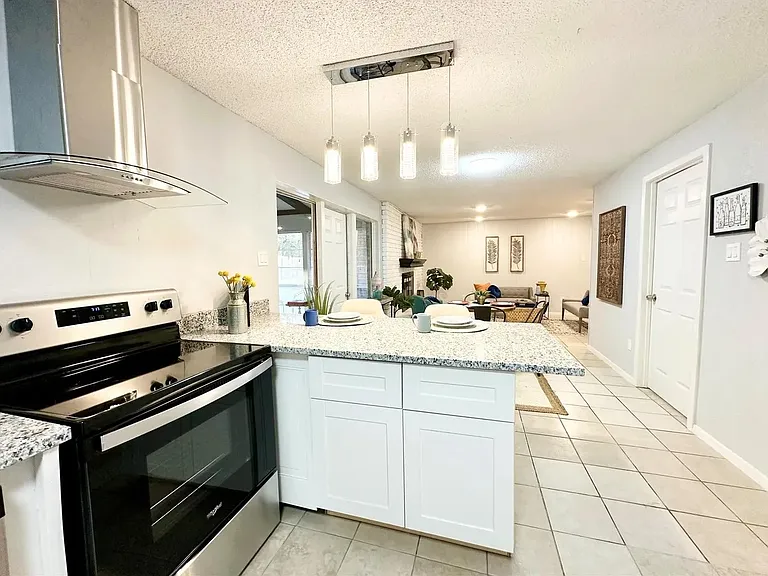 2111 Warwick Dr — Photo 12