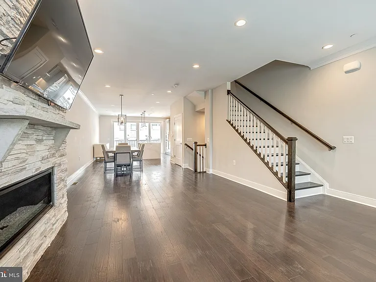 10326 Grosvenor Pl — Photo 12