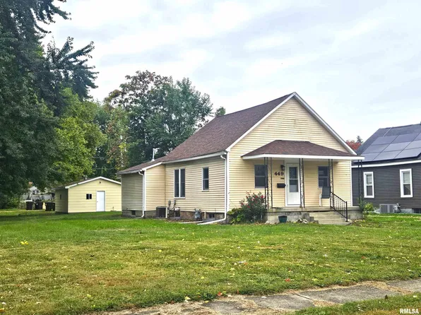 449 9th St, Lincoln, IL 62656