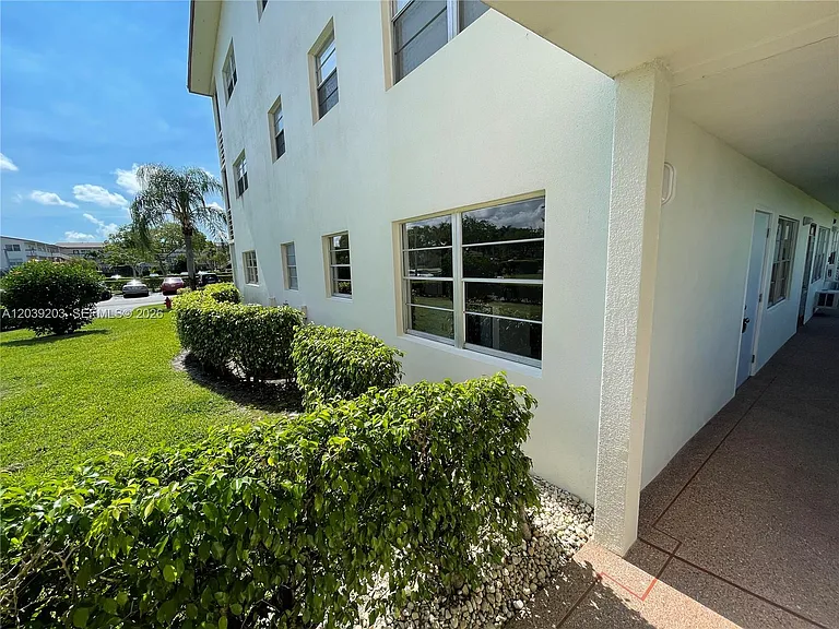 136 Brighton Dr #136-D — Photo 32