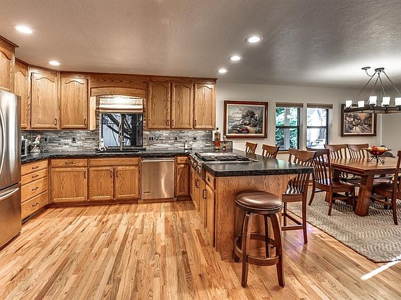 3rd image of 552 Dogwood Dr