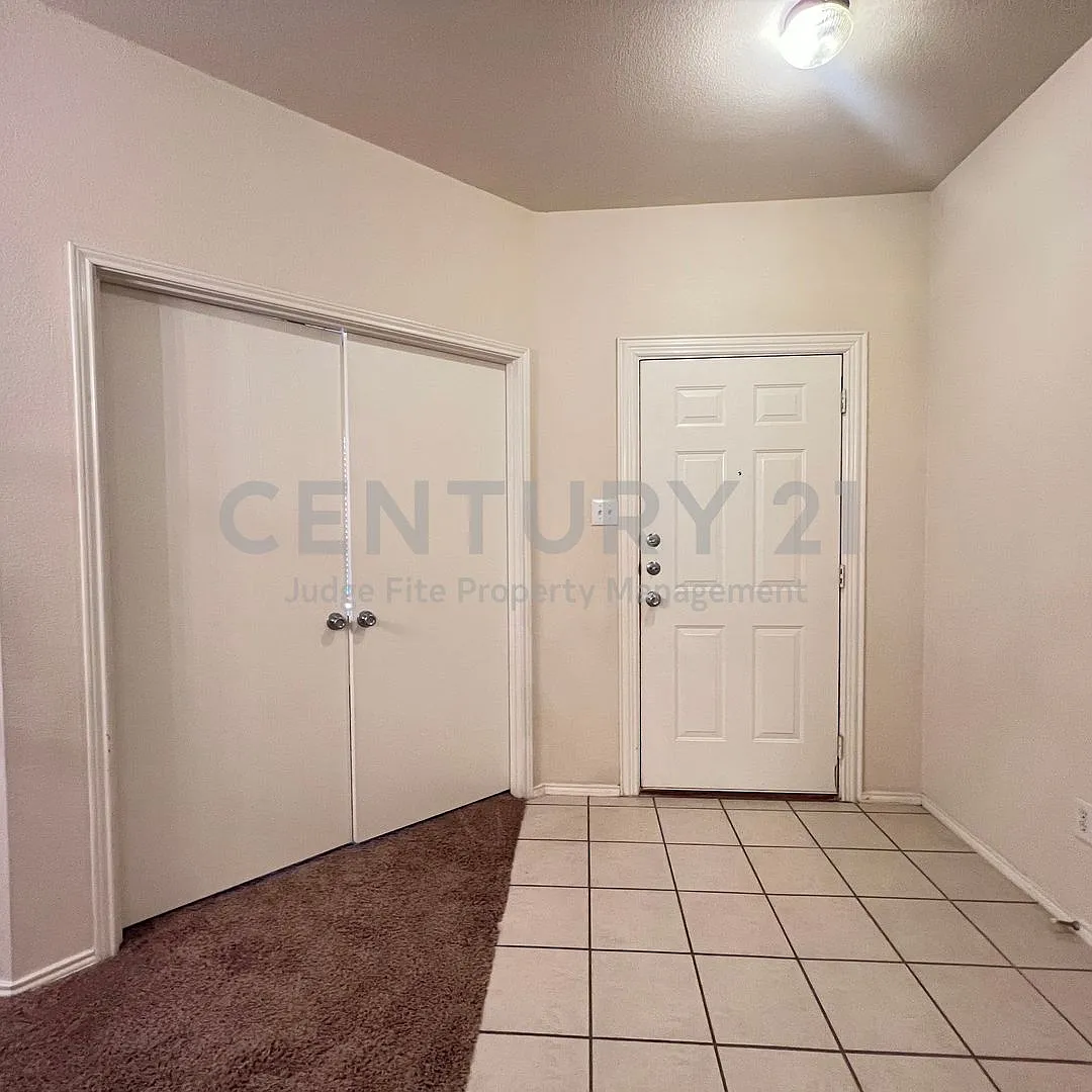 Beautifully Maintained 4/2/2 in Anna Subdivision For Rent! — Photo 2