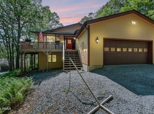 308 Maple Ridge Dr, Hawley, PA 18428