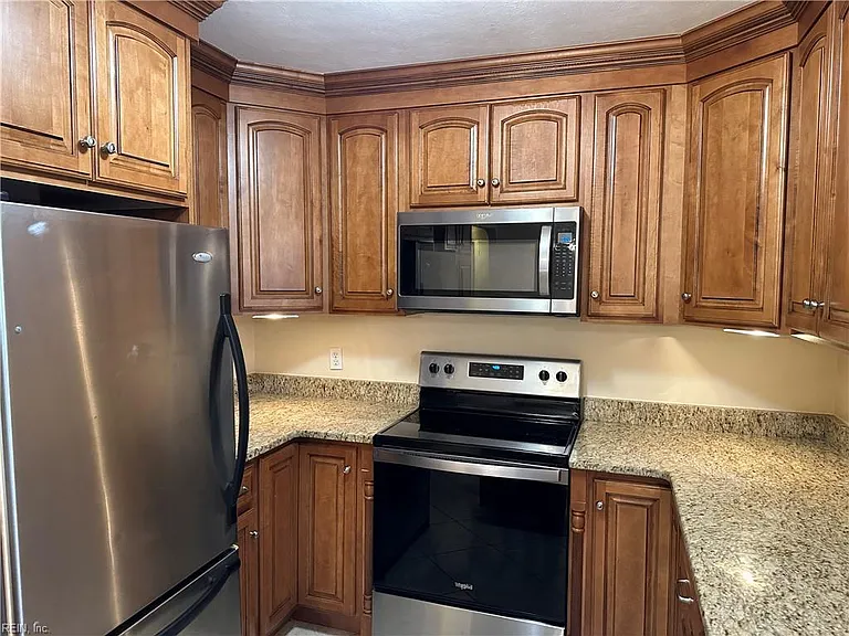 940 Redwood Cir — Photo 32