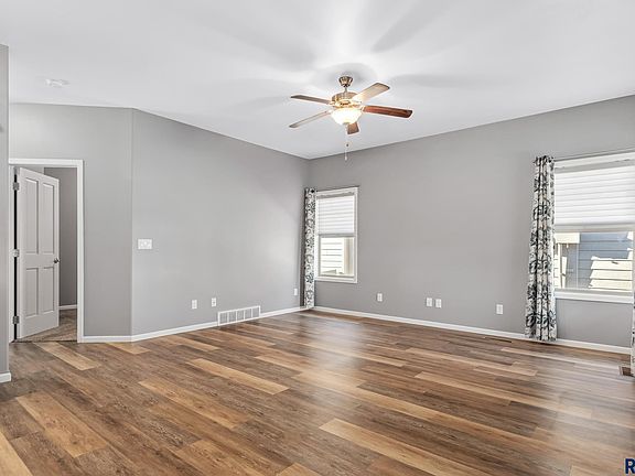 4th image of 5109 E 61st St