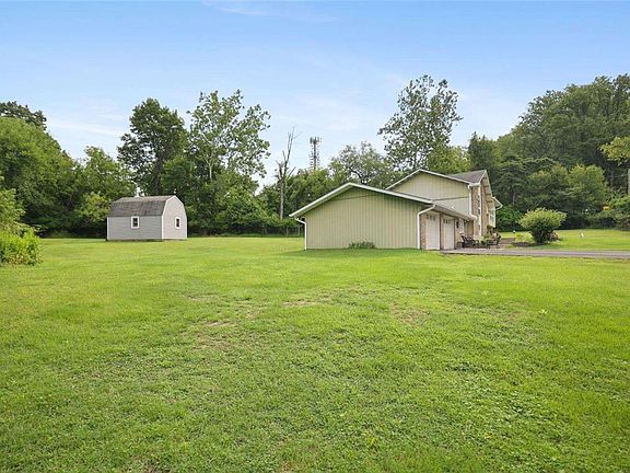 4th image of 2371 Honeysuckle Rd