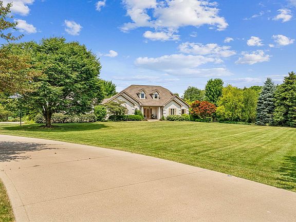 5th image of 8880 Surrey Ln