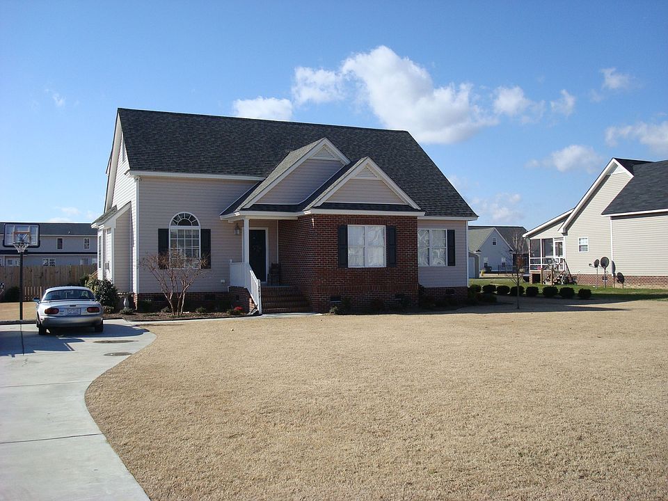 MUST SEE! Newer Home, Open Floor Plan, Bright & Sunny!