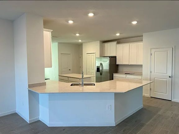 4th image of 4043 NE 31st Ter