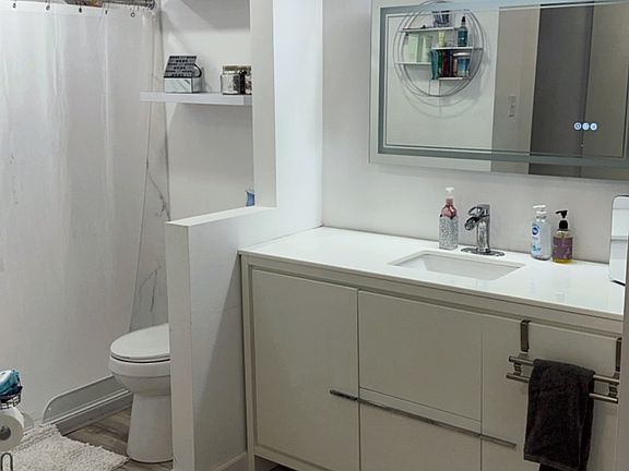 4th image of 205 Yoakum Pkwy #1