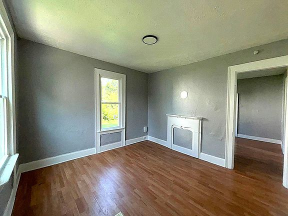 3rd image of 462 Wood St #1/2
