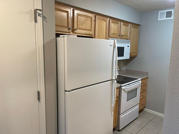 3rd image of 101 NW 8th St Unit 206