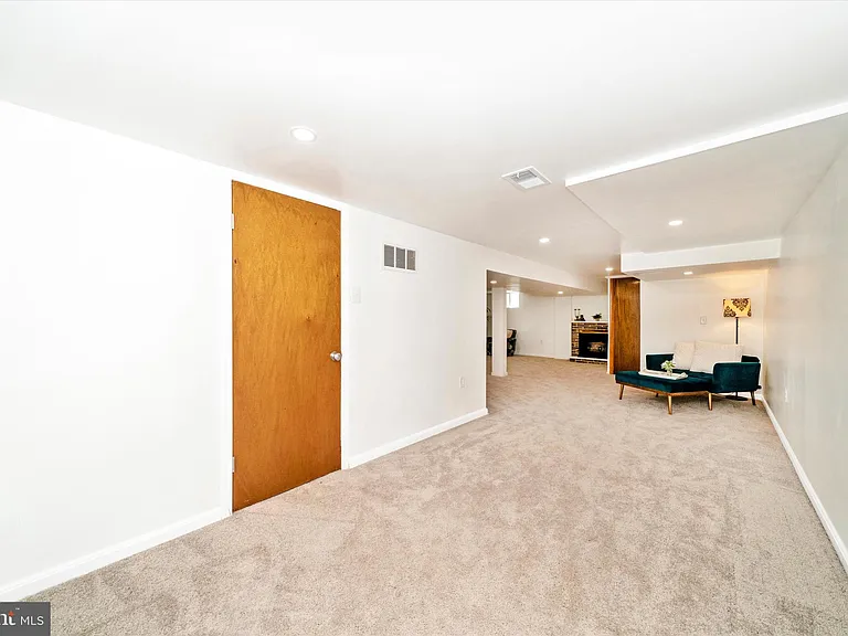 8409 Woodward St — Photo 36