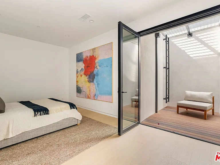822 Superba Ave — Photo 40