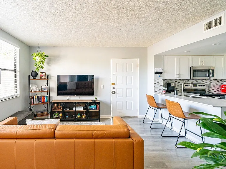 Bella Lago Vista — Photo 18