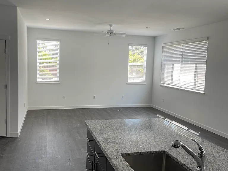 129 Sophia Ct — Photo 5