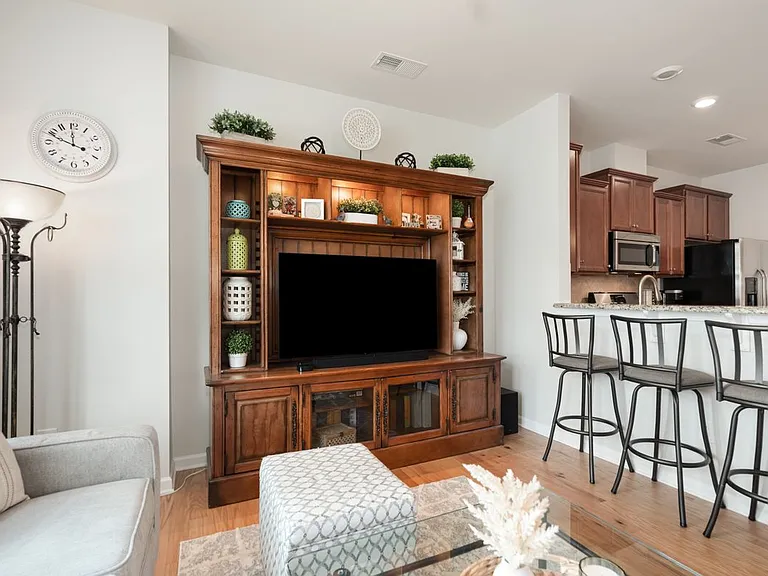3021 Honeylocust Ln — Photo 3