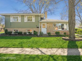 911 N Wilshire Ln, Arlington Heights, IL 60004