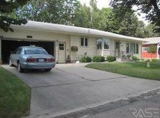 1013 N Elm St, Luverne, MN 56156