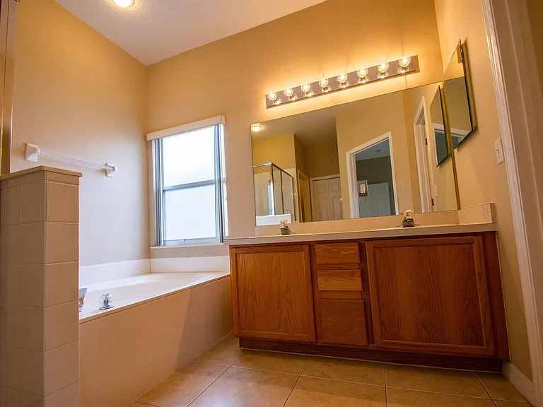 421 Lockbreeze Dr — Photo 16