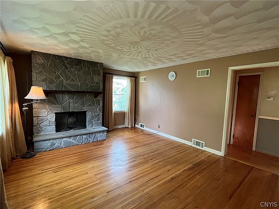 2nd image of 2842 Oneida St