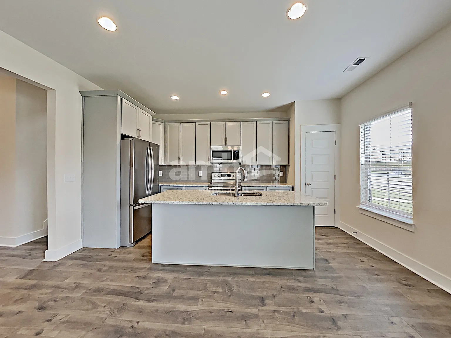 4 bed, 2.5 bath, 1919 sqft, $2,405 — Photo 4