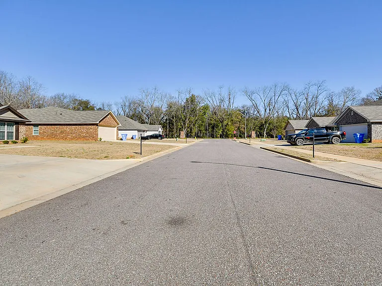706 Park Ln — Photo 2